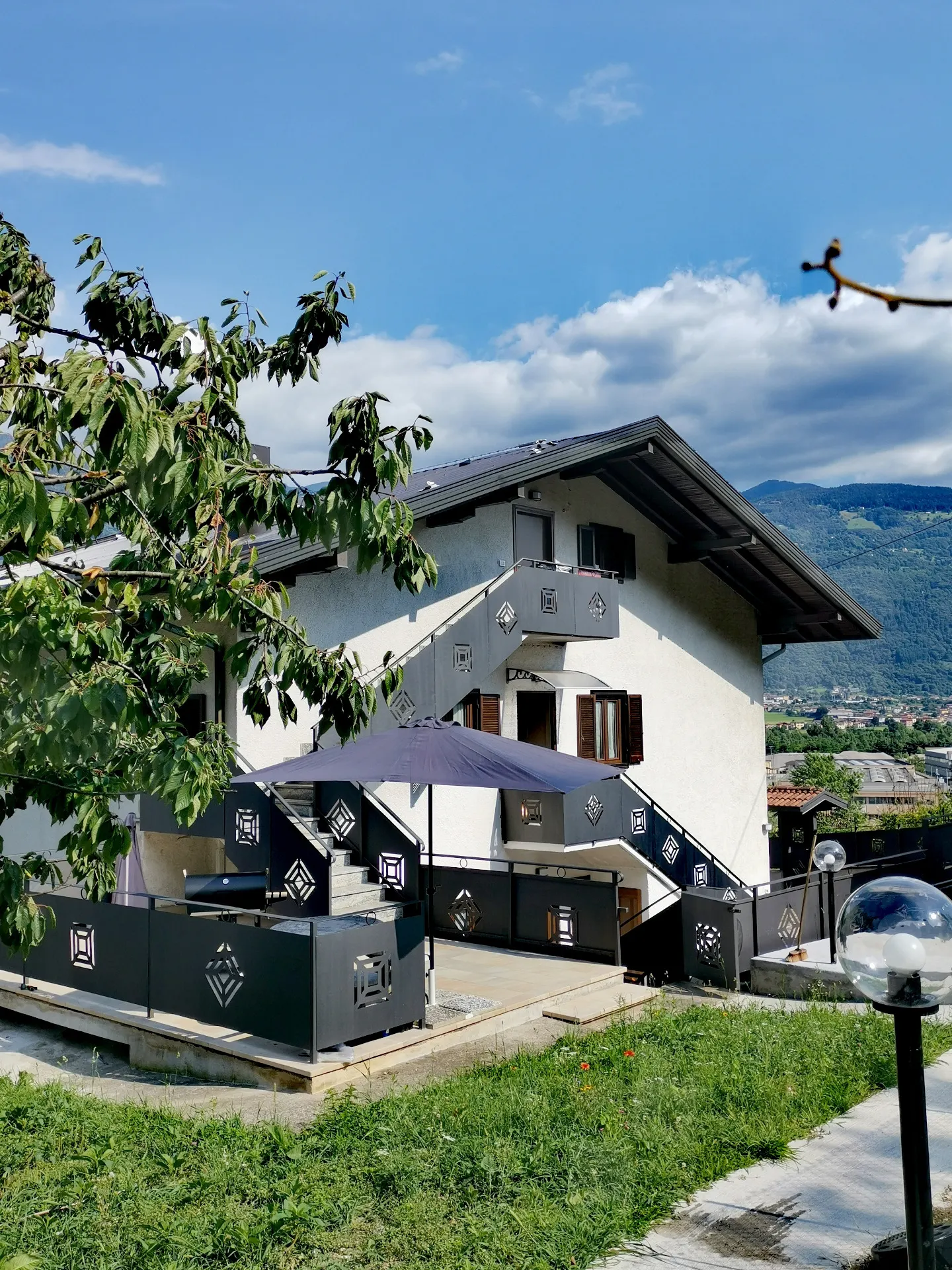 La casa vista dal giardino fiorito