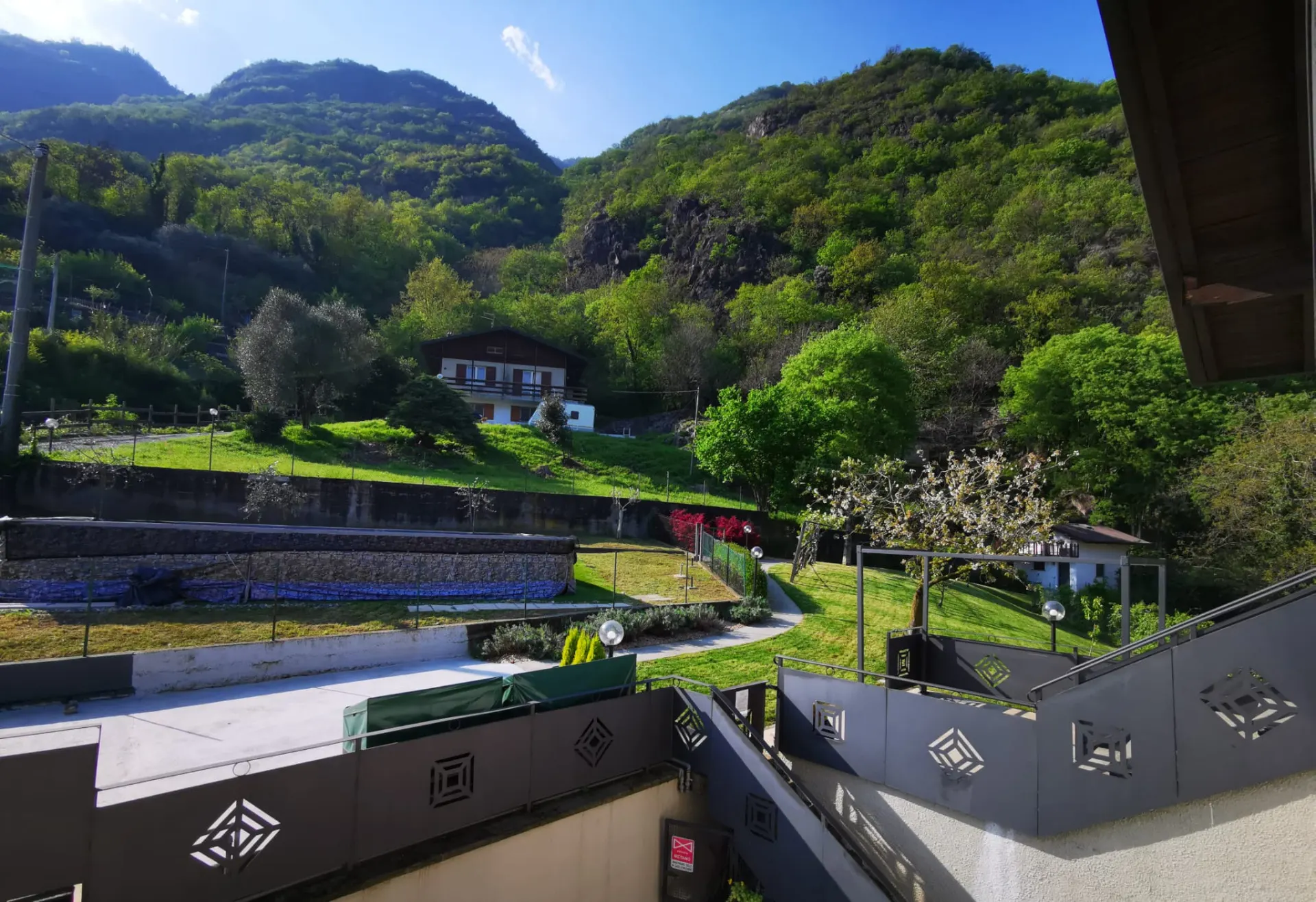 Giardino con piscina