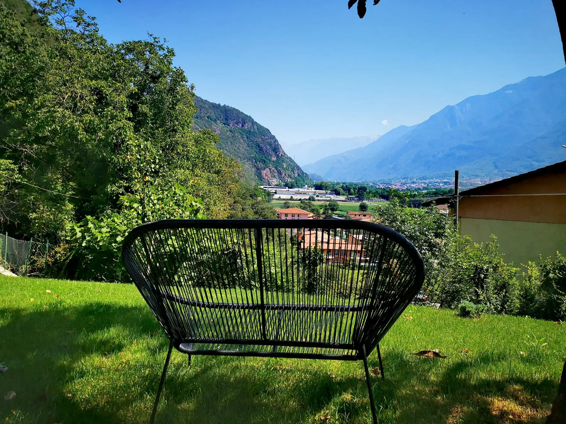 Panorama sull’Alta Val Camonica dal giardino del B&B La Mela