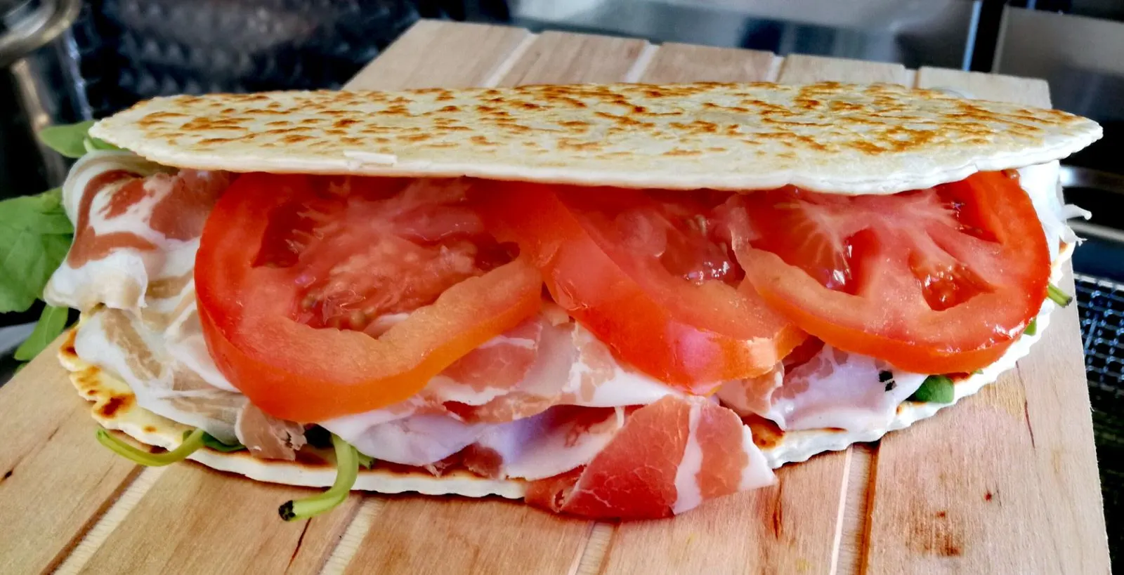Piada preparata a mano
